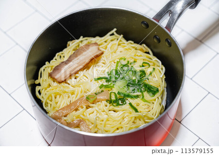 鍋に入れた冷凍ラーメン 鍋に入れた冷凍ラーメン 113579155