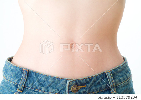 若い日本人女性のウエスト 113579234