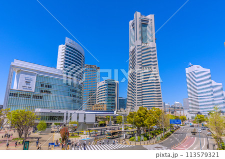 日本の横浜都市景観 4月。桜木町駅前や横浜ランドマークタワーなどを望む＝10日 113579321