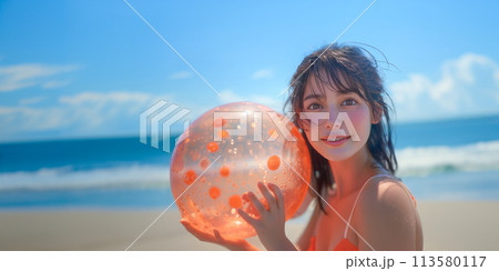 ビーチボールを持つ女性 113580117