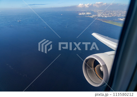 空港　飛行機　羽田空港　離陸　午前　昼　明るい　航空会社　エンジン　ブレーキ　ターミナル　空撮 113580212