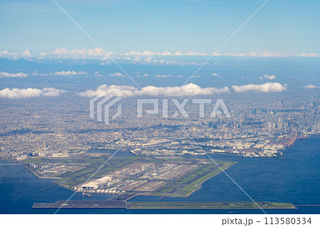 空港　飛行機　羽田空港　離陸　午前　昼　明るい　航空会社　エンジン　ブレーキ　ターミナル　空撮 113580334