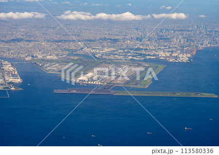 空港 飛行機 羽田空港 離陸 午前 昼 明るい 航空会社 エンジン ブレーキ ターミナル 空撮 空港 飛行機 羽田空港 離陸 午前 昼 明るい 航空会社 エンジン ブレーキ ターミナル 空撮 113580336