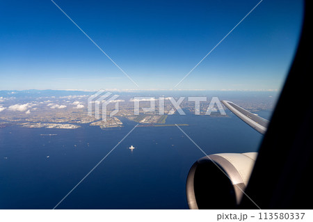 空港　飛行機　羽田空港　離陸　午前　昼　明るい　航空会社　エンジン　ブレーキ　ターミナル　空撮 113580337