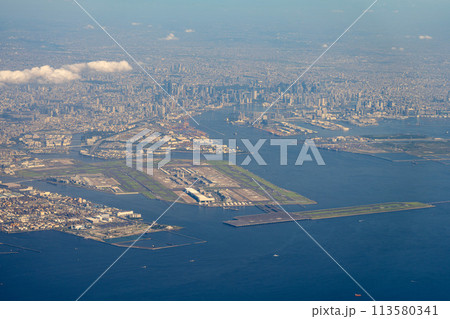 空港　飛行機　羽田空港　離陸　午前　昼　明るい　航空会社　エンジン　ブレーキ　ターミナル　空撮 113580341