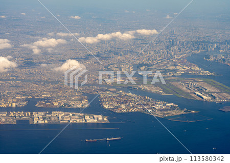 空港　飛行機　羽田空港　離陸　午前　昼　明るい　航空会社　エンジン　ブレーキ　ターミナル　空撮 113580342
