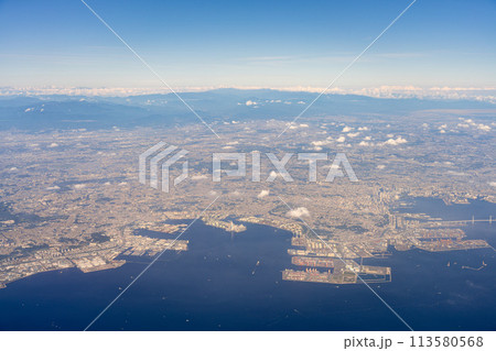 空港 飛行機 羽田空港 離陸 午前 昼 明るい 航空会社 エンジン ブレーキ ターミナル 空撮 空港 飛行機 羽田空港 離陸 午前 昼 明るい 航空会社 エンジン ブレーキ ターミナル 空撮 113580568