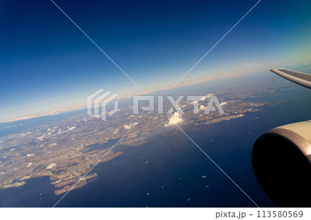 空港　飛行機　羽田空港　離陸　午前　昼　明るい　航空会社　エンジン　ブレーキ　ターミナル　空撮 113580569