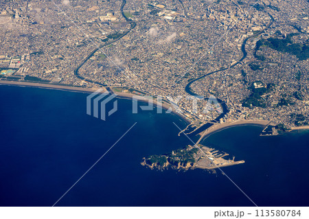 空港　飛行機　離陸　午前　昼　明るい　空撮　神奈川県　湘南海岸　江の島 113580784