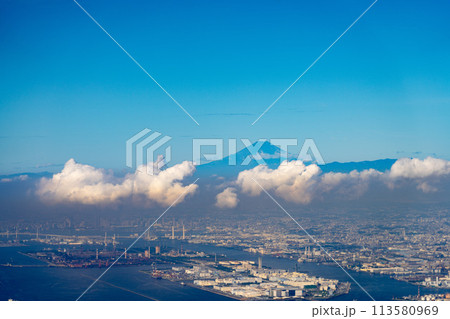 空港　飛行機　離陸　午前　昼　明るい　空撮　神奈川県　富士山　工場　京浜工業地帯 113580969
