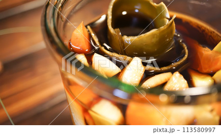 野菜スティックを生姜エキスに漬けたピクルス 113580997