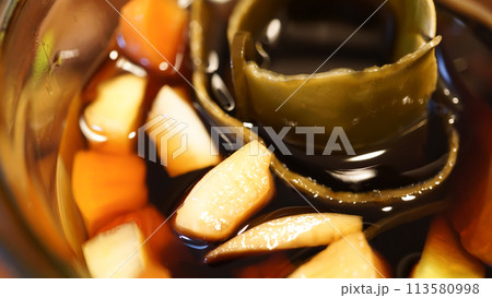 野菜スティックを生姜エキスに漬けたピクルス 113580998