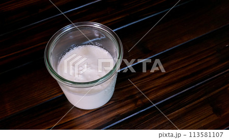 木のテーブルと自家製ヨーグルト 木のテーブルと自家製ヨーグルト 113581107