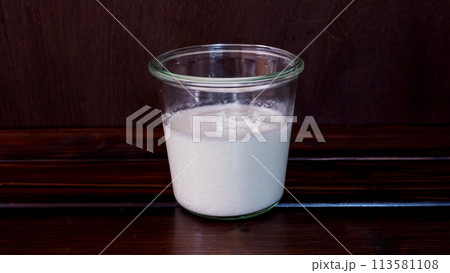 木のテーブルと自家製ヨーグルト 113581108