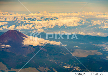 富士山 午前 昼 明るい 航空会社 エンジン 空撮 夏 曇り 雲 山頂 火山 世界文化遺産 俯瞰 富士山 午前 昼 明るい 航空会社 エンジン 空撮 夏 曇り 雲 山頂 火山 世界文化遺産 俯瞰 113581220