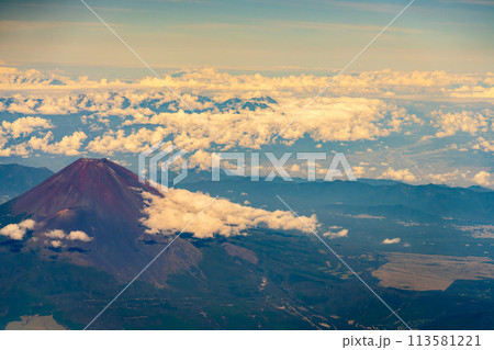 富士山 午前 昼 明るい 航空会社 エンジン 空撮 夏 曇り 雲 山頂 火山 世界文化遺産 俯瞰 富士山 午前 昼 明るい 航空会社 エンジン 空撮 夏 曇り 雲 山頂 火山 世界文化遺産 俯瞰 113581221