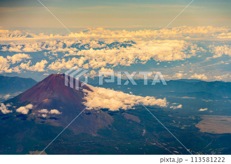 富士山　午前　昼　明るい　航空会社　エンジン　空撮　夏　曇り　雲　山頂　火山　世界文化遺産　俯瞰 113581222