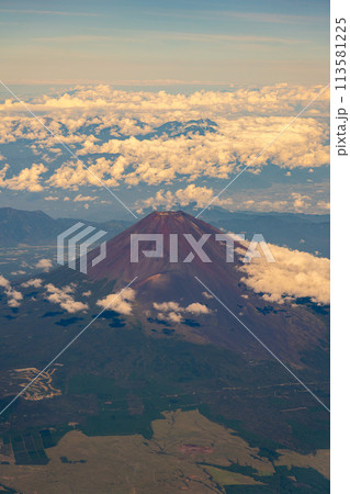 富士山　午前　昼　明るい　航空会社　エンジン　空撮　夏　曇り　雲　山頂　火山　世界文化遺産　俯瞰 113581225
