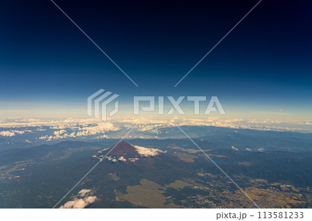 富士山　午前　昼　明るい　航空会社　エンジン　空撮　夏　曇り　雲　山頂　火山　世界文化遺産　俯瞰 113581233