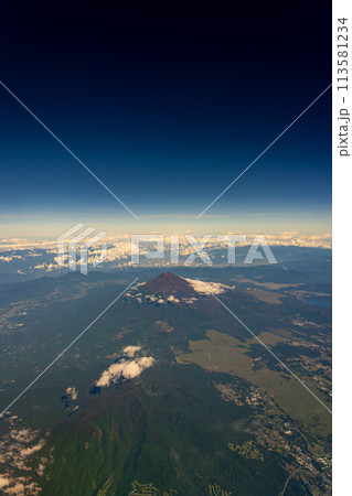 富士山 午前 昼 明るい 航空会社 エンジン 空撮 夏 曇り 雲 山頂 火山 世界文化遺産 俯瞰 富士山 午前 昼 明るい 航空会社 エンジン 空撮 夏 曇り 雲 山頂 火山 世界文化遺産 俯瞰 113581234