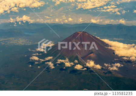 富士山　午前　昼　明るい　航空会社　エンジン　空撮　夏　曇り　雲　山頂　火山　世界文化遺産　俯瞰 113581235