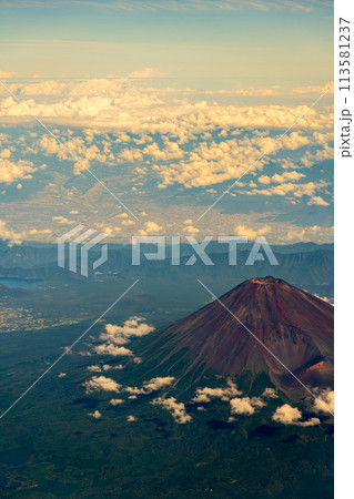 富士山　午前　昼　明るい　航空会社　エンジン　空撮　夏　曇り　雲　山頂　火山　世界文化遺産　俯瞰 113581237
