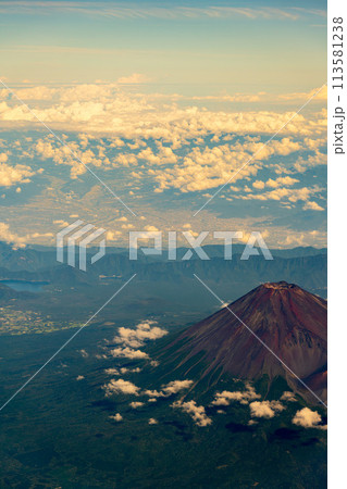 富士山　午前　昼　明るい　航空会社　エンジン　空撮　夏　曇り　雲　山頂　火山　世界文化遺産　俯瞰 113581238