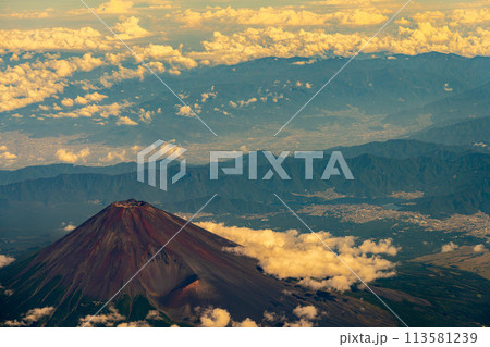 富士山　午前　昼　明るい　航空会社　エンジン　空撮　夏　曇り　雲　山頂　火山　世界文化遺産　俯瞰 113581239