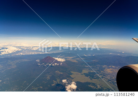 富士山　午前　昼　明るい　航空会社　エンジン　空撮　夏　曇り　雲　山頂　火山　世界文化遺産　俯瞰 113581240