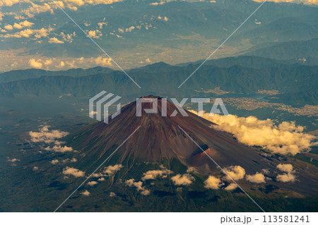 富士山　午前　昼　明るい　航空会社　エンジン　空撮　夏　曇り　雲　山頂　火山　世界文化遺産　俯瞰 113581241