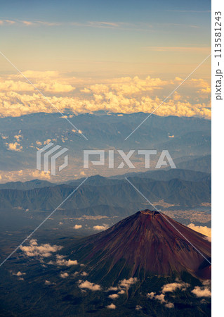富士山 午前 昼 明るい 航空会社 エンジン 空撮 夏 曇り 雲 山頂 火山 世界文化遺産 俯瞰 富士山 午前 昼 明るい 航空会社 エンジン 空撮 夏 曇り 雲 山頂 火山 世界文化遺産 俯瞰 113581243