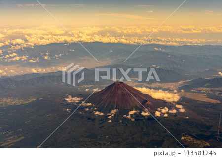 富士山 午前 昼 明るい 航空会社 エンジン 空撮 夏 曇り 雲 山頂 火山 世界文化遺産 俯瞰 富士山 午前 昼 明るい 航空会社 エンジン 空撮 夏 曇り 雲 山頂 火山 世界文化遺産 俯瞰 113581245
