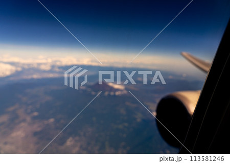 富士山　午前　昼　明るい　航空会社　エンジン　空撮　夏　曇り　雲　山頂　火山　世界文化遺産　俯瞰 113581246
