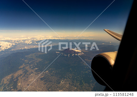 富士山　午前　昼　明るい　航空会社　エンジン　空撮　夏　曇り　雲　山頂　火山　世界文化遺産　俯瞰 113581248