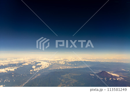 富士山　午前　昼　明るい　航空会社　エンジン　空撮　夏　曇り　雲　山頂　火山　世界文化遺産　俯瞰 113581249