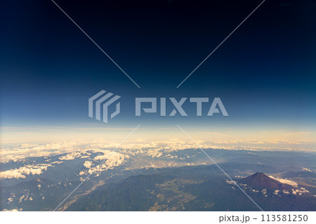 富士山　午前　昼　明るい　航空会社　エンジン　空撮　夏　曇り　雲　山頂　火山　世界文化遺産　俯瞰 113581250