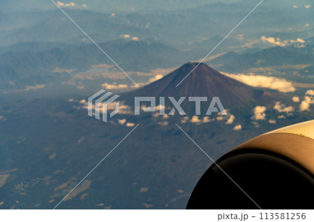 富士山　午前　昼　明るい　航空会社　エンジン　空撮　夏　曇り　雲　山頂　火山　世界文化遺産　俯瞰 113581256