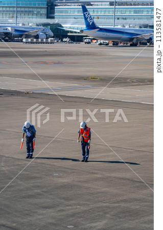 空港 飛行機 羽田空港 離陸 午前 昼 明るい 出発 エンジン ターミナル グラウンドスタッフ 空港 飛行機 羽田空港 離陸 午前 昼 明るい 出発 エンジン ターミナル グラウンドスタッフ 113581477