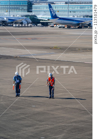 空港 飛行機 羽田空港 離陸 午前 昼 明るい 出発 エンジン ターミナル グラウンドスタッフ 空港 飛行機 羽田空港 離陸 午前 昼 明るい 出発 エンジン ターミナル グラウンドスタッフ 113581479
