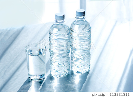 窓際のペットボトルと水の入ったコップ 窓際のペットボトルと水の入ったコップ 113581511
