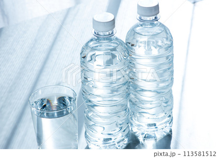 窓際のペットボトルと水の入ったコップ 窓際のペットボトルと水の入ったコップ 113581512