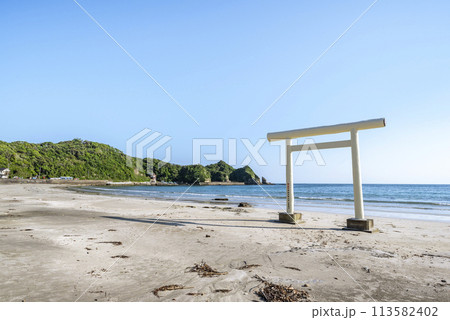 八坂神社 一ノ鳥居(白い鳥居)　千葉県勝浦市鵜原海水浴場 113582402