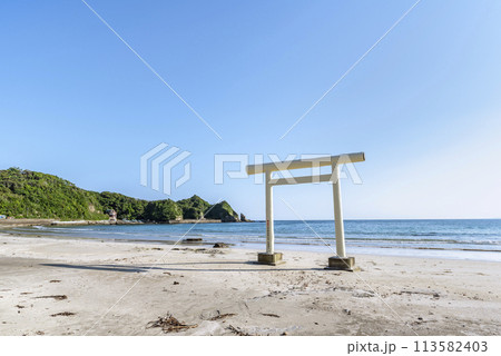 八坂神社 一ノ鳥居(白い鳥居)　千葉県勝浦市鵜原海水浴場 113582403