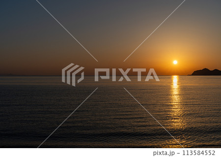 海に沈む夕日 113584552