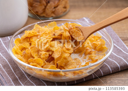 食卓に置かれたミルクをかけた朝食シリアル 食卓に置かれたミルクをかけた朝食シリアル 113585393