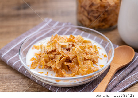 食卓に置かれたミルクをかけた朝食シリアル 食卓に置かれたミルクをかけた朝食シリアル 113585428