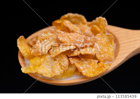 木製のスプーンにシリアルとミルク 113585439