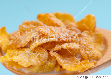 木製のスプーンにシリアルとミルク 113585443