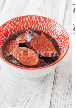 Chorizo al vino 113586251