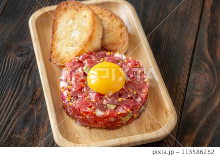 Beef steak tartare Beef steak tartare 113586282